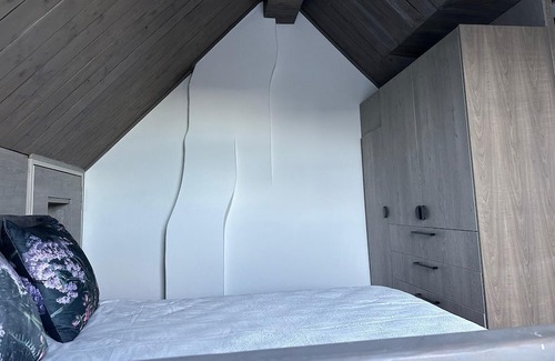 Mowbray House | Lemon House - Cozy Modern Finish and Style - Near University of Cape Town UCT