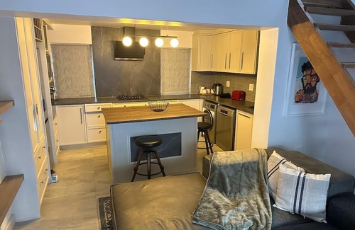 Mowbray House | Lemon House - Cozy Modern Finish and Style - Near University of Cape Town UCT