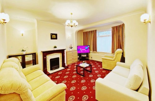 Longbridge House | London House sleeps 9 with parking spaces