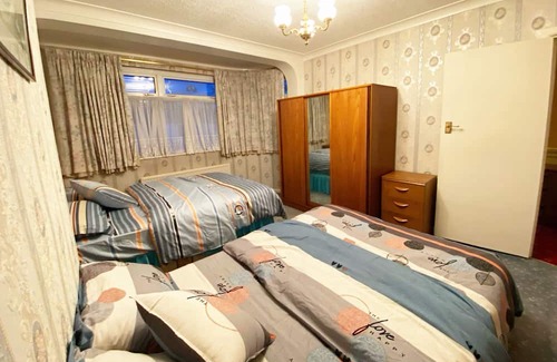 Longbridge House | London House sleeps 9 with parking spaces
