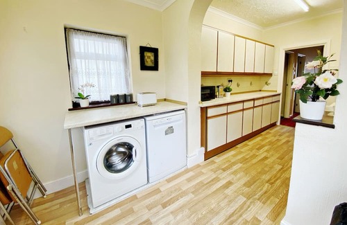 Longbridge House | London House sleeps 9 with parking spaces