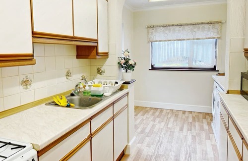Longbridge House | London House sleeps 9 with parking spaces