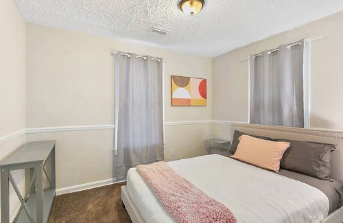 Lakeshore South House | Enjoy a wonderful & warm experience at this centrally-located place