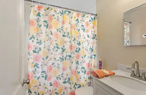Lakeshore South House | Enjoy a wonderful & warm experience at this centrally-located place