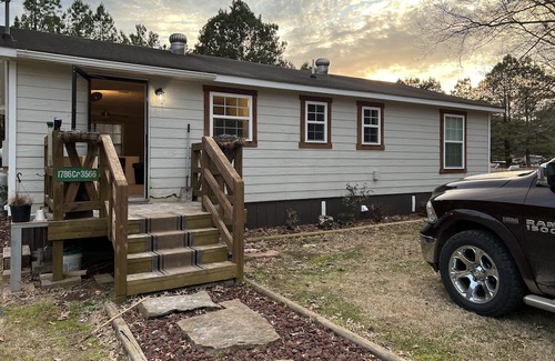 Clarksville House | House located at Lake Ludwig. Ride out to Red Lick mountain bike trails.