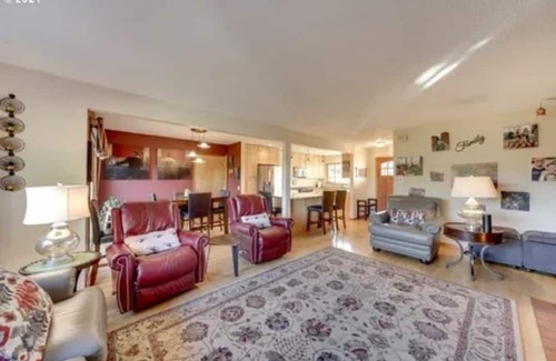 Milwaukie House | Milwaukie home, walking distance to downtown Milwaukie and MAX train.