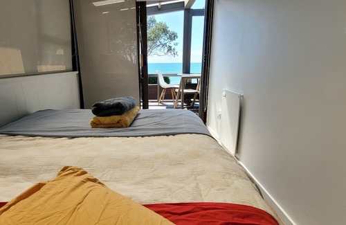 Parapara Cottage | Beachfront Bliss - romantic & cosy on the beach