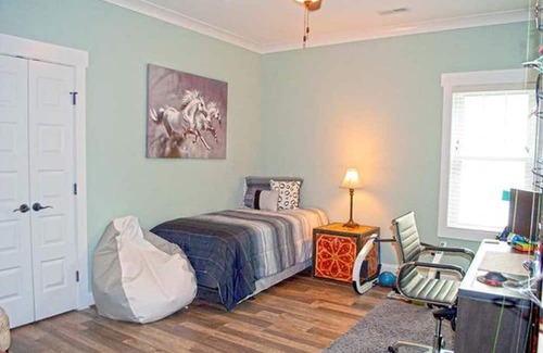 Tranquil Harbour House | Cozy Home 10-15 min scenic walk from the beach!