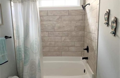 Tranquil Harbour House | Cozy Home 10-15 min scenic walk from the beach!