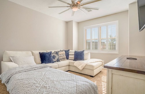 Paradise Hills Civic House | Paradise Hills Hideaway