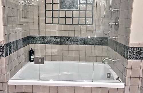 Dundarave Bed & Breakfast | Suite Smart West Van