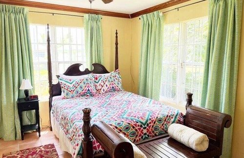Nassau Apartment | Cozy Retreat with 3 Queen Beds