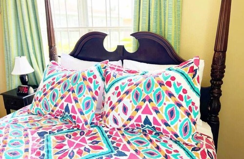 Nassau Apartment | Cozy Retreat with 3 Queen Beds