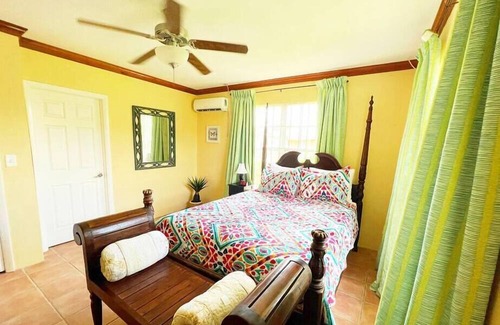 Nassau Apartment | Cozy Retreat with 3 Queen Beds