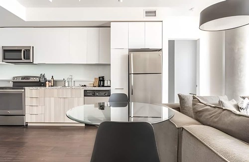 West Bellevue Apartment | The Sophari 1BR Experience:Modern Living |Pool+Gym
