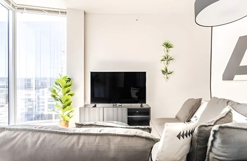 West Bellevue Apartment | The Sophari 1BR Experience:Modern Living |Pool+Gym