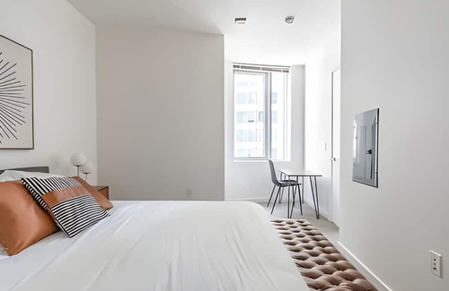 West Bellevue Apartment | The Sophari 1BR Experience:Modern Living |Pool+Gym