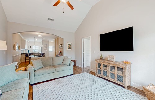 Grovetown House | Peaceful dog-friendly home with open layout, enclosed yard, high ceilings, & W/D