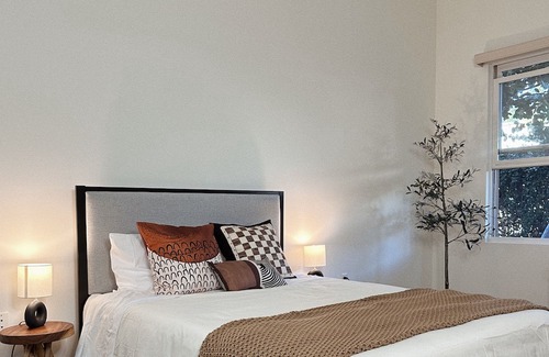 Pasadena Apartment | Spacious Retro High Ceiling Home 3 mins to Oldtown