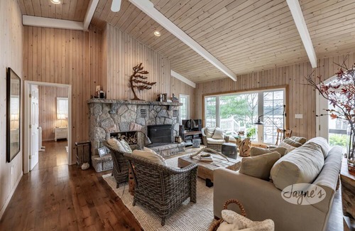 Muskoka Lakes Cottage | 5 bed 4 bath cottage on Lake Muskoka, Southwest exposure! 2 slip boathouse!