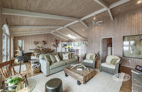 Muskoka Lakes Cottage | 5 bed 4 bath cottage on Lake Muskoka, Southwest exposure! 2 slip boathouse!