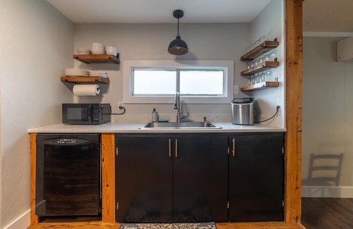 Robbinsville Cottage | Cozy 2B-1B Cottage - Flat Parking; Close to Tail of the Dragon