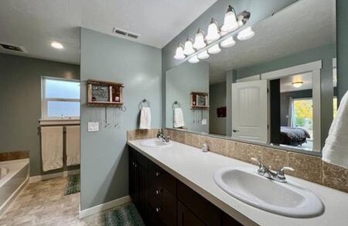 Baker City House | FO - Gorgeous! 4 Bdrm, 3 Bath Mtn Getaway, Hot Tub