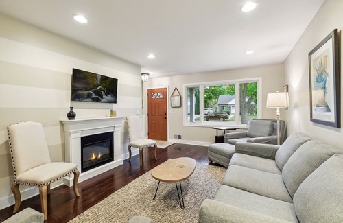 St. Louis Park House | Family/pet-friendly home just 5 minutes to downtown Minneapolis or "The Lakes".