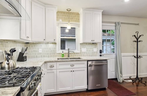 St. Louis Park House | Family/pet-friendly home just 5 minutes to downtown Minneapolis or "The Lakes".