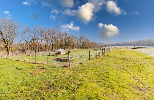 Savignac-Ledrier House | Holiday Home 'La Maisonnette D'antan' with Mountain View, Shared Garden and Wi-Fi