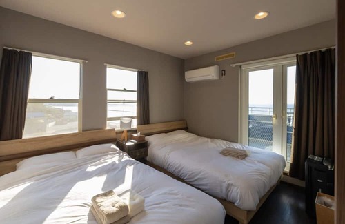 Sumoto House | Panoramic view of the ocean with a sunset view En / Sumoto Hyōgo