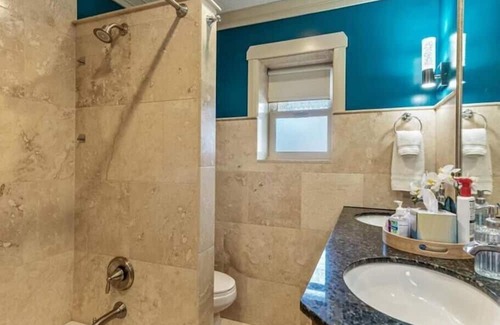 Liberty Wells House | Private Hot Tubs,Patio and Yard,Close to Parks