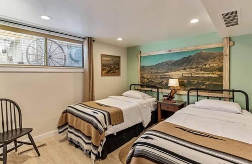 Liberty Wells House | Private Hot Tubs,Patio and Yard,Close to Parks