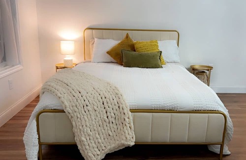 Jefferson City Apartment | Private Greenhouse Style Guesthouse! 15 min from the lakes and close to gburg!