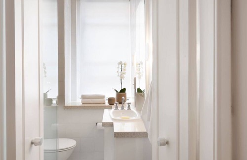Elizabeth Bay Apartment | Tara in the cosmopolitan Elizabeth Bay