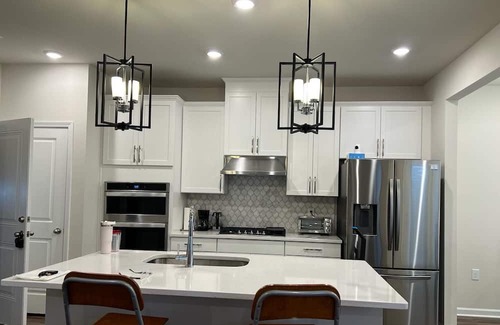East Raleigh House | 10-12 min. from Downtown, Wake Med, NCSU. Close to Research Triangle & Airport.