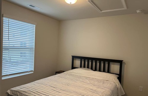 East Raleigh House | 10-12 min. from Downtown, Wake Med, NCSU. Close to Research Triangle & Airport.
