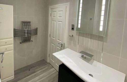 Wolverhampton Apartment | Immaculate 1-Bed Lux Apartment in Wolverhampton