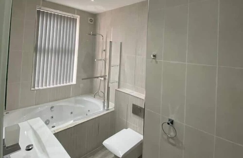 Wolverhampton Apartment | Immaculate 1-Bed Lux Apartment in Wolverhampton