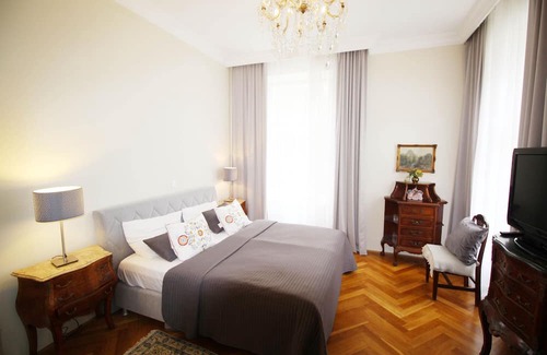 Baden Villa | Villa 'Wienerwald Residenz' with Private Pool, Wi-Fi and Air Conditioning
