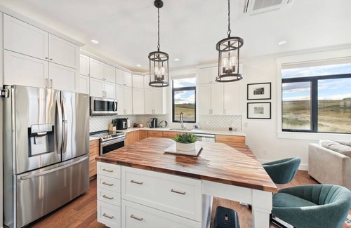 Eureka Cottage | Modern Eureka Getaway 1 Mi to Main St!