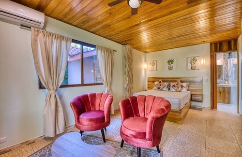 Puerto Viejo de Talamanca Apartment | lazy parrots' luxury apartment#1: ✔pool ✔beach path✔breakfast