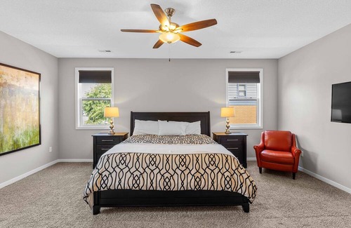 Downtown Des Moines House | Downtown Skyline Views in Modern Townhome with Rooftop Patios