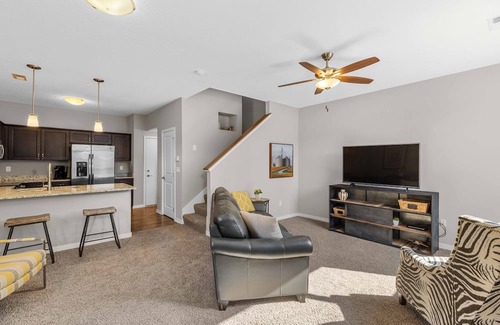 Downtown Des Moines House | Downtown Skyline Views in Modern Townhome with Rooftop Patios