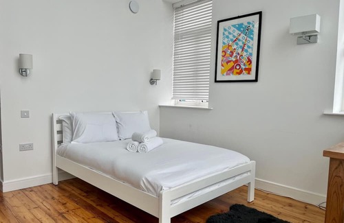 St Albans House | Pass the Keys | Stylish Unique 2 Bed Duplex Apartment with Parking