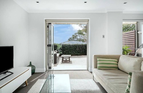 McMahons Point Apartment | Harbourside Canopy Breezy Balcony Comfort