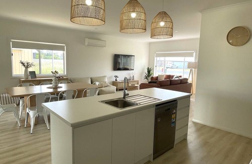 Waterhouse House | Brand new holiday home located in the Long Beach area