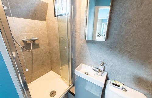 Maidstone Bed & Breakfast | Maidstone 1Bed Flat - Fast Wi-Fi-Hot Tub