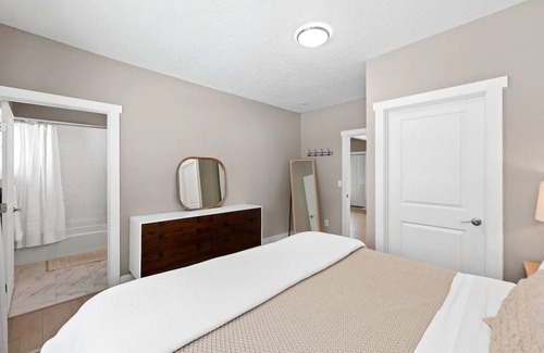 Manito House | Remodeled, historic South Hill Bungalow with Hot Tub! 5 min from downtown!