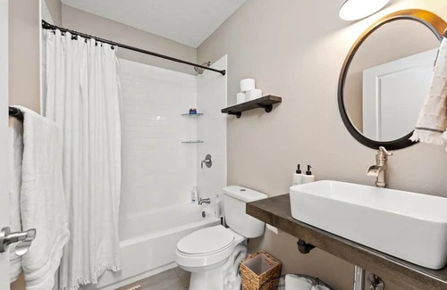 Manito House | Remodeled, historic South Hill Bungalow with Hot Tub! 5 min from downtown!